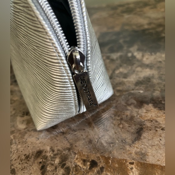 Neostrata Cosmetic Bag Small Silver Zip Closure Beauty Accessories Makeup New - Picture 2 of 6